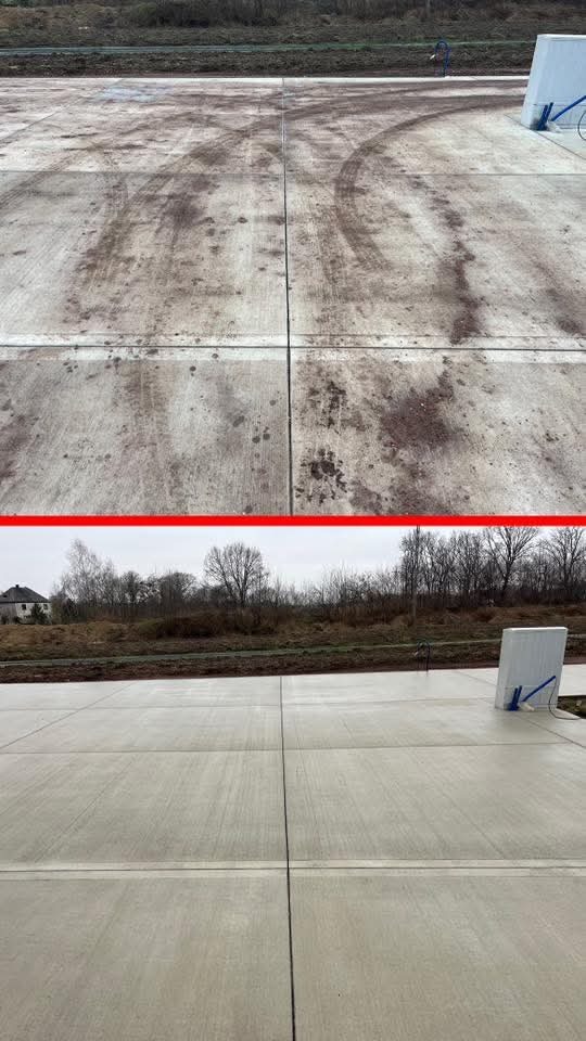 Zdjęcie 'przed i po' czyszczenia betonowej powierzchni, z widocznymi śladami zabrudzeń na górnej części i czystą powierzchnią na dolnej. Widoczny podział na segmenty.
