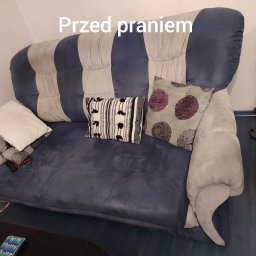 Dawid Najowicz - Zdjęcie sofy z poduszkami przed czyszczeniem. Widoczne plamy i zabrudzenia na tapicerce w kolorze niebieskim. Sofa w salonie.