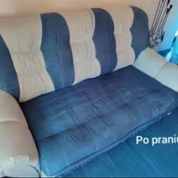 Wypoczynek po czyszczeniu: Niebiesko-biała sofa z poduszkami, widok z góry, na tle okna. Widoczny napis 'Po praniu'.