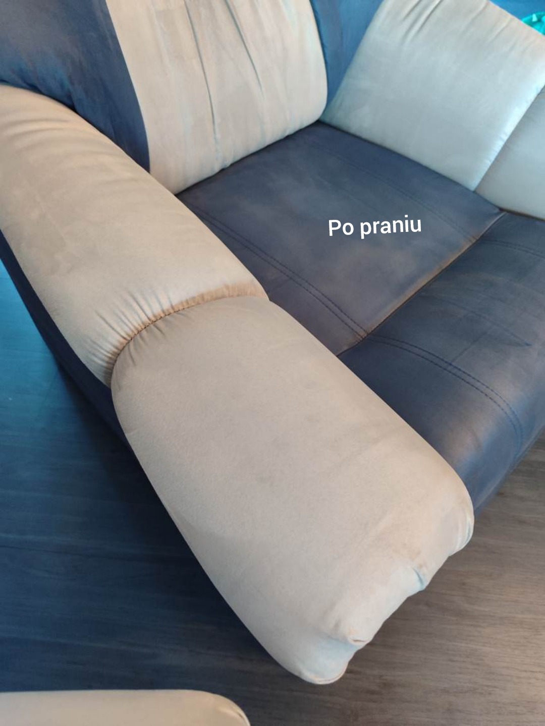 Wyczyszczona, jasna tapicerka kanapy po praniu, widoczna z bliska w Bieruniu. Kontrastuje z ciemniejszymi elementami. Czystość i świeżość.