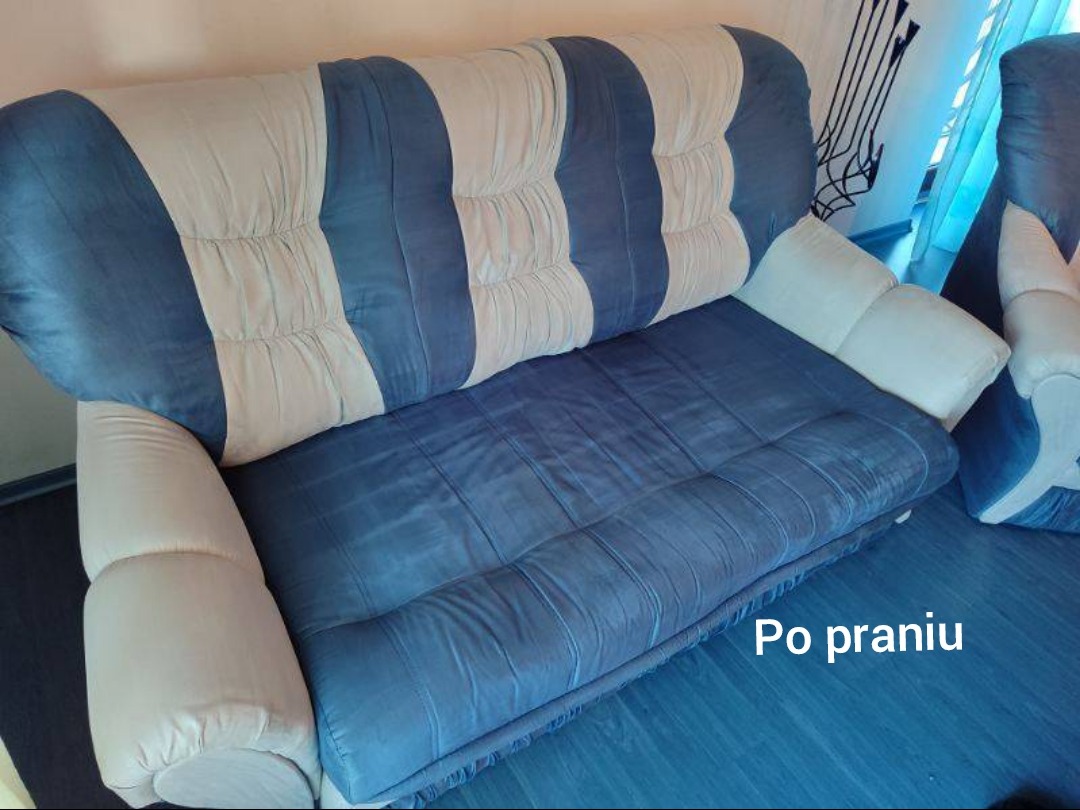 Wypoczynek po czyszczeniu: Niebiesko-biała sofa z poduszkami, widok z góry, na tle okna. Widoczny napis 'Po praniu'.