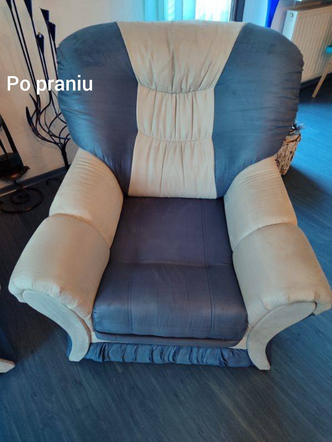 Wypielęgnowany, dwukolorowy fotel z miękką tapicerką po profesjonalnym czyszczeniu. Widoczne detale: dekoracyjne marszczenia u dołu, kontrastowe barwy.