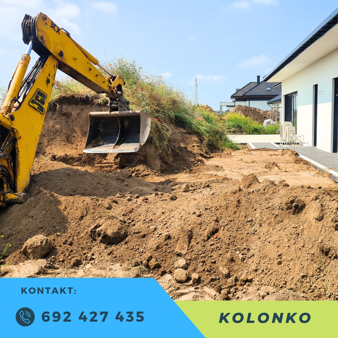 Żółta koparka JCB podczas wykopu ziemi na działce budowlanej, z widocznym budynkiem w tle. Działka z roślinnością. Na dole grafika z numerem telefonu.