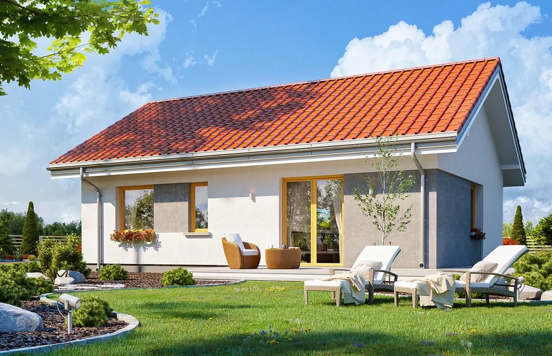 Parterowy dom z czerwonym dachem, tarasem z meblami ogrodowymi i zielonym trawnikiem w słoneczny dzień. Widok z zewnątrz.