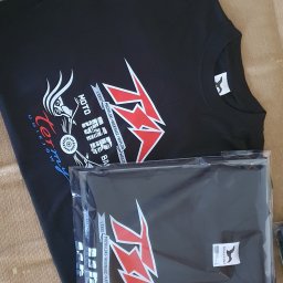 Tworzymy koszulki z nadrukiem dopasowanym do Twojej marki. Własne logo, hasło, grafika – Ty wybierasz, my drukujemy.