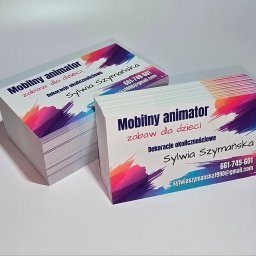 VisualLook Łukasz Rajkowski - Dwa stosy wizytówek z kolorowym motywem, na których widnieje napis: Mobilny animator, zabawy dla dzieci, dekoracje okolicznościowe, Sylwia Szymańska, numer telefonu i adres email.