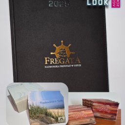 VisualLook Łukasz Rajkowski - Zestaw gadżetów reklamowych: kalendarz z logo 'Fregata', pocztówki z Ustki. Produkty promocyjne z motywem nadmorskim, idealne na kampanie reklamowe.