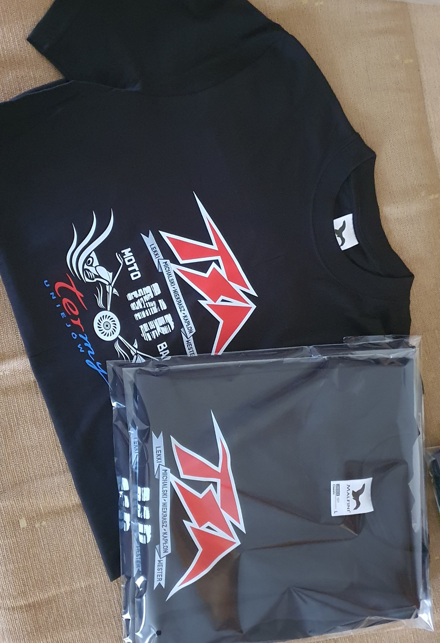 Tworzymy koszulki z nadrukiem dopasowanym do Twojej marki. Własne logo, hasło, grafika – Ty wybierasz, my drukujemy.