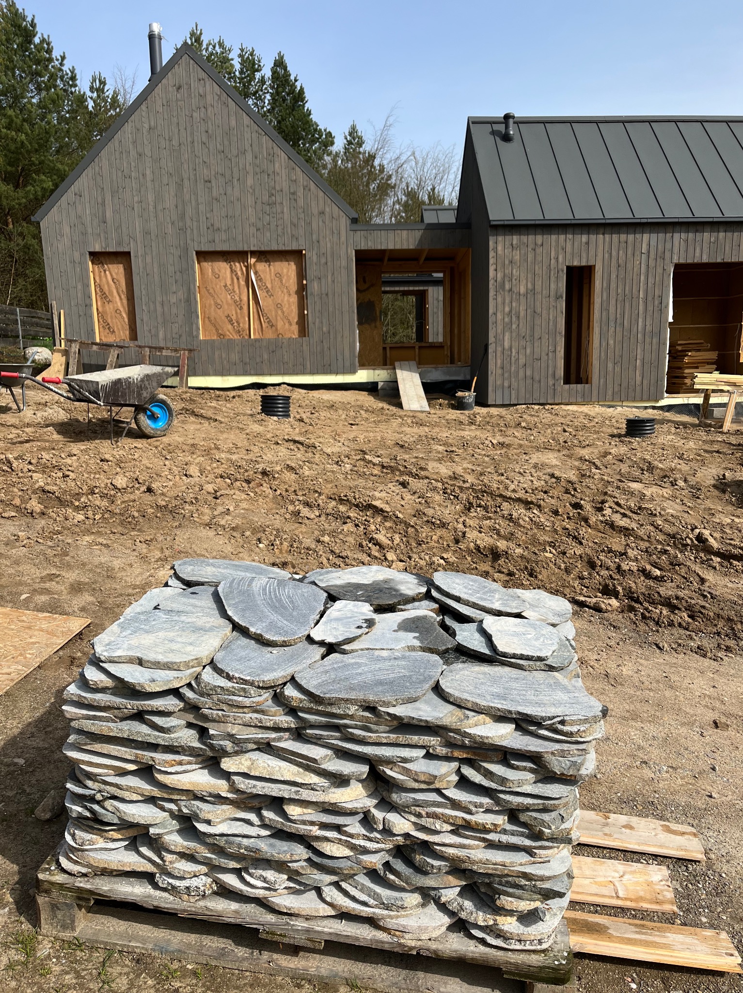 Kamień łupany na elewacji, kominie.