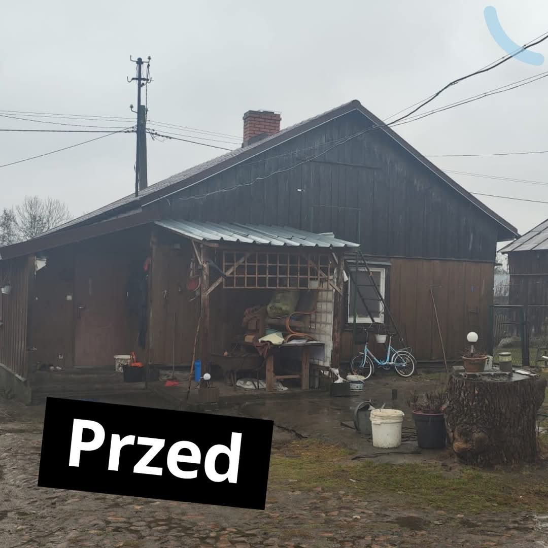 Dom jednorodzinny przed renowacją z widocznym zadaszeniem, rowerem i stertą przedmiotów. Zdjęcie 'Przed' sugeruje planowaną modernizację.