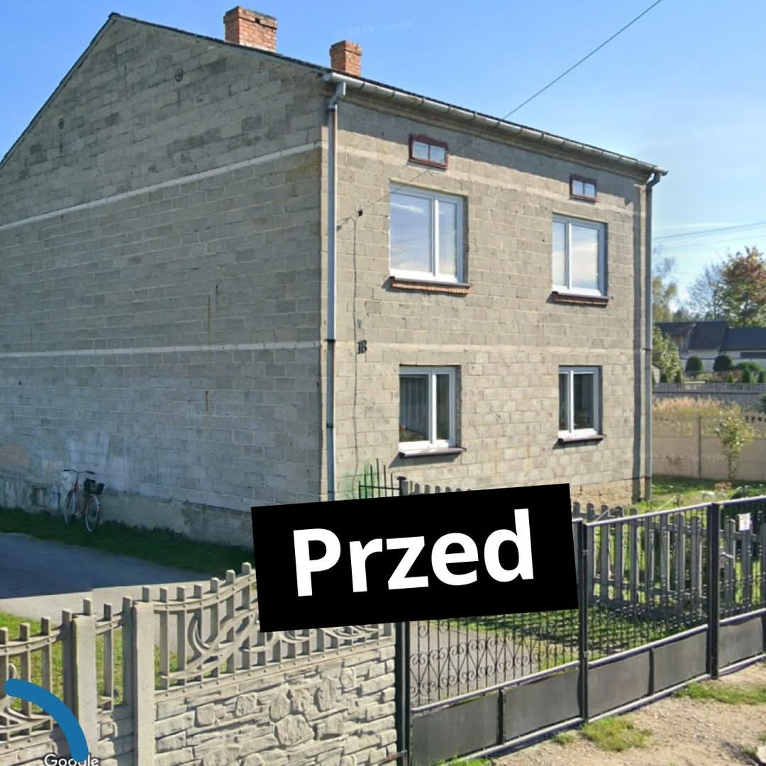 Dom z szarego bloczka przed termomodernizacją, widoczny fragment ogrodzenia i roweru. Nałożony napis 'Przed'.