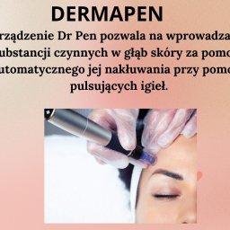 Gabinet Kosmetyki Laserowej i Stylizacji Paznokci Dorota Musidlak - Zabieg Dermapen na twarzy pacjentki. Kosmetolog w rękawiczkach precyzyjnie operuje urządzeniem. Widoczny fragment czoła i brwi. Delikatne, pastelowe tło.