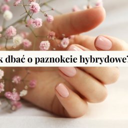 Gabinet Kosmetyki Laserowej i Stylizacji Paznokci Dorota Musidlak - Delikatny manicure hybrydowy w odcieniach pudrowego różu, prezentowany na dłoni z kwiatami gipsówki w tle. Gładka powierzchnia płytki, subtelny połysk.