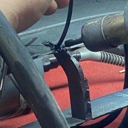 KONSPAW PAWEŁ WDANIEC MOBILNY SERWIS - Detal spawania metalowego elementu konstrukcyjnego. Widoczne narzędzie spawalnicze i ręka spawacza. Precyzyjne łączenie elementów.