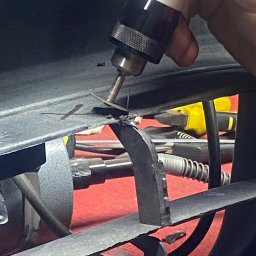 KONSPAW PAWEŁ WDANIEC MOBILNY SERWIS - Precyzyjne spawanie uszkodzonego metalowego elementu konstrukcyjnego, widoczne narzędzie i drobne iskry. Ujęcie z bliska, skupione na detalu naprawy.