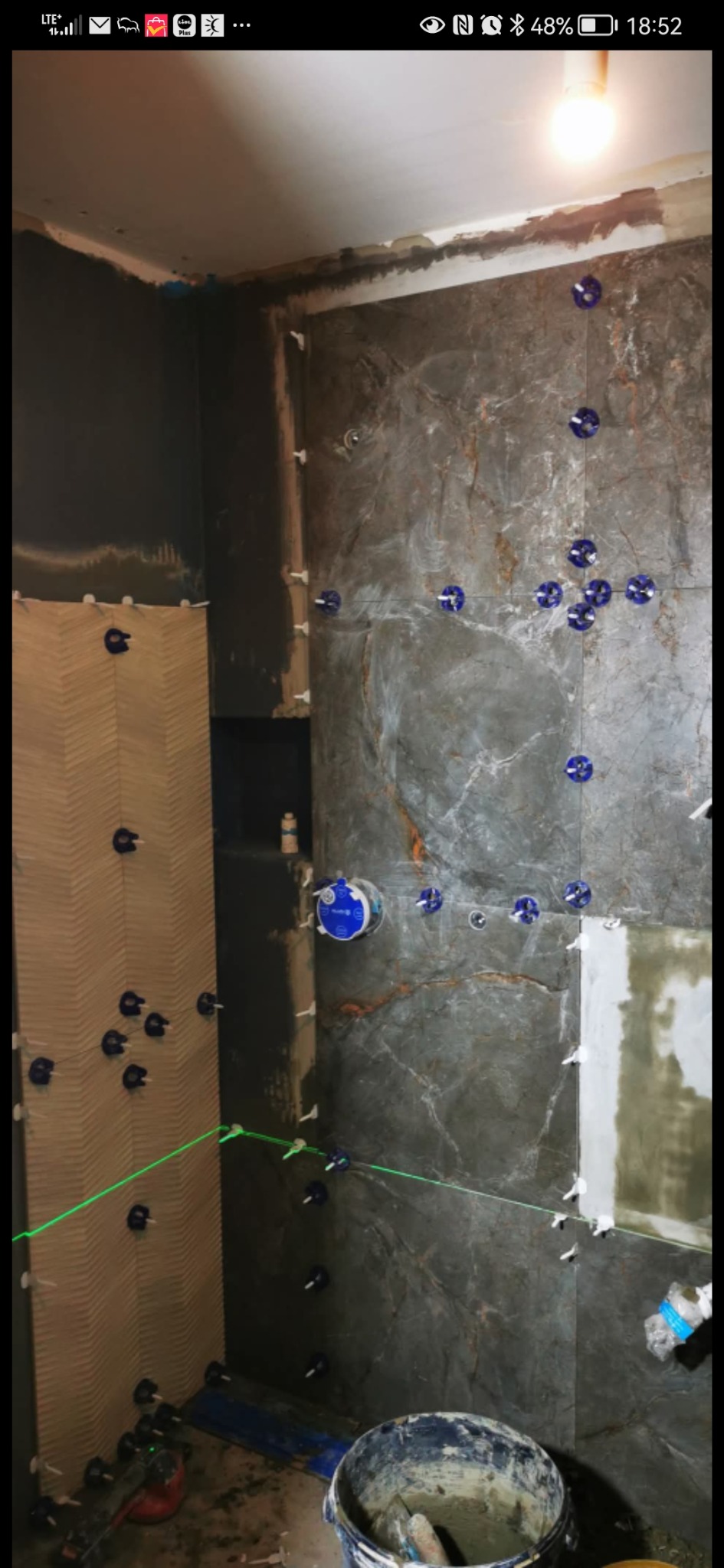 Kafelkowanie - trzy różne kolory oraz faktury płytek