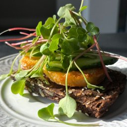 zdrowe kanapki z kelkami i microziolami na bezglutenowym chlebie