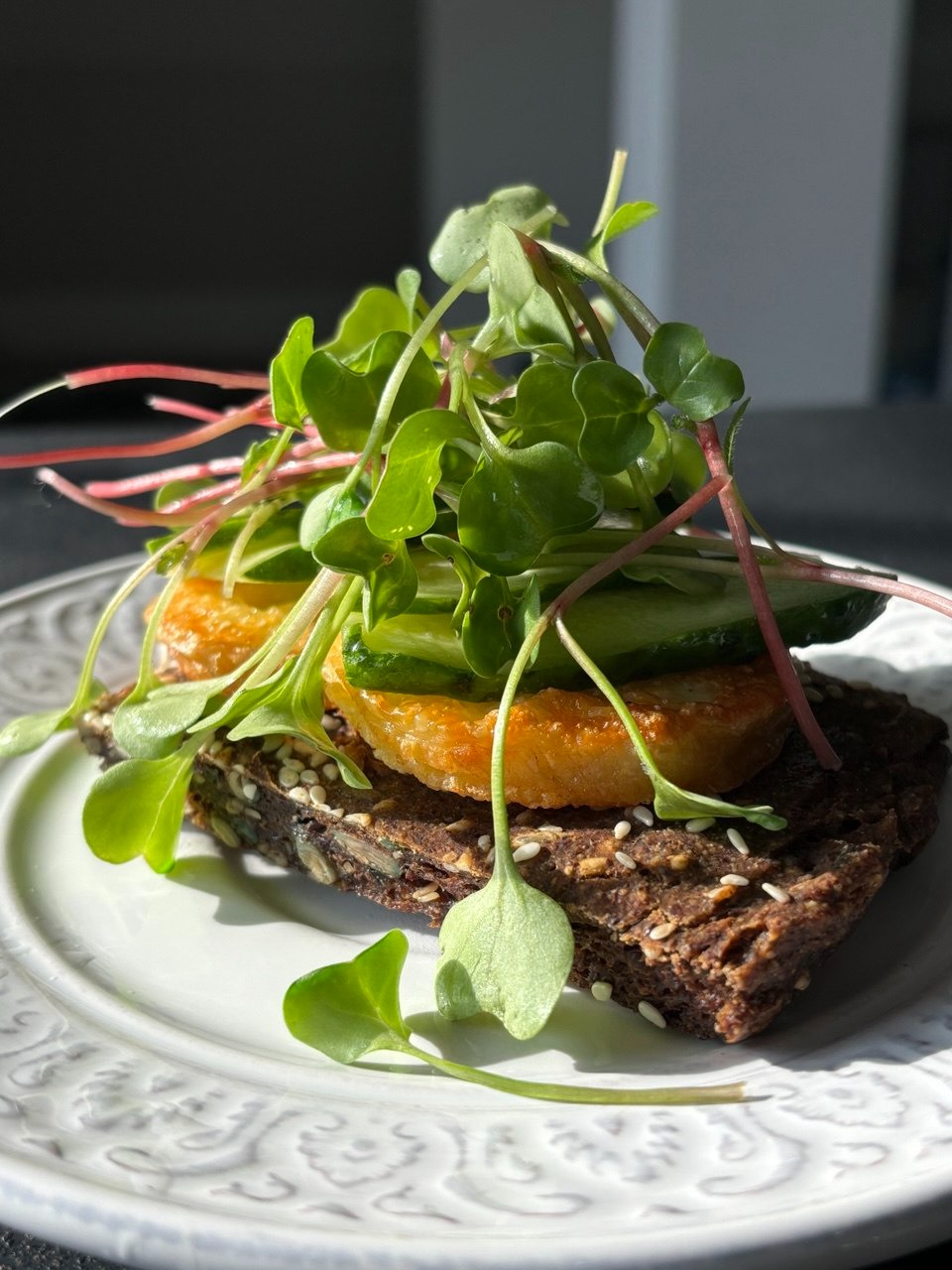 zdrowe kanapki z kelkami i microziolami na bezglutenowym chlebie
