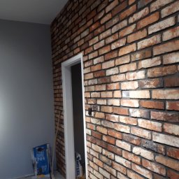 Ozdobna cegła na jednej ścianie, reszta jest szpachlowana i malowana