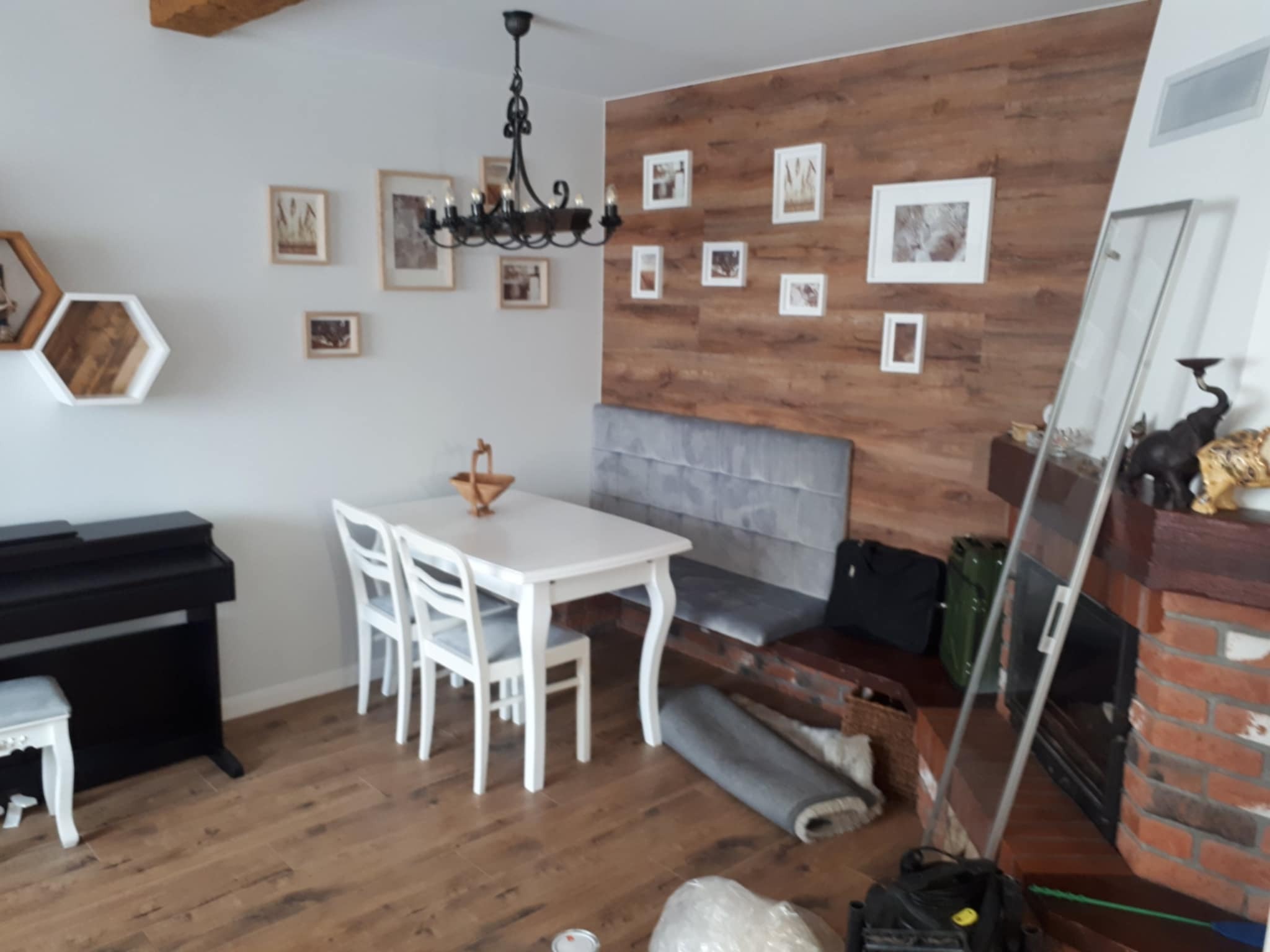 Panele winylowe przyklejone do ściany, szpachlowane i malowane ściany oraz sufity