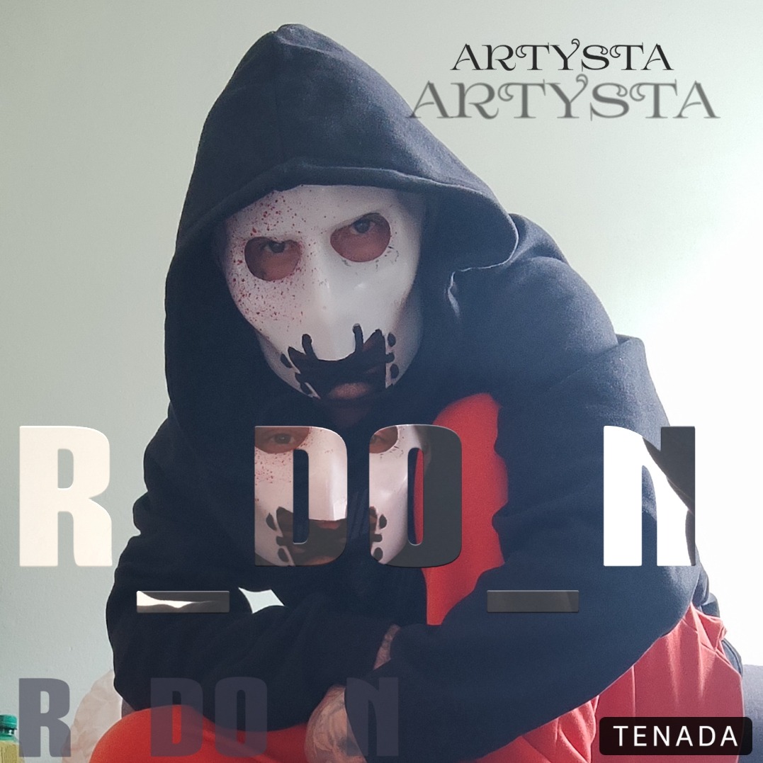 Osoba w masce i kapturze, z nałożonym efektem graficznym 'RDON ARTYSTA TENADA'. Ujęcie z bliska, maska z ciemnymi plamami, ciemny kaptur.