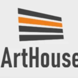 Logo firmy ArtHouse z graficznym symbolem rolet w odcieniach szarości i pomarańczy, na jasnoszarym tle. Minimalistyczny design.