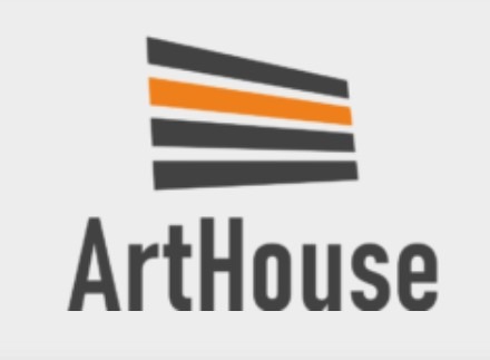 Logo firmy ArtHouse z graficznym symbolem rolet w odcieniach szarości i pomarańczy, na jasnoszarym tle. Minimalistyczny design.