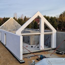 ściany P.Homes przyjeżdżają na budowę z gotową warstwą izolacji cieplnej 