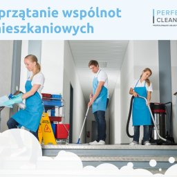 PERFECT CLEANING SPÓŁKA Z OGRANICZONĄ ODPOWIEDZIALNOŚCIĄ - Zespół sprzątający w niebieskich fartuchach czyści klatkę schodową w budynku mieszkalnym. Widoczny wózek z akcesoriami i znak ostrzegawczy.