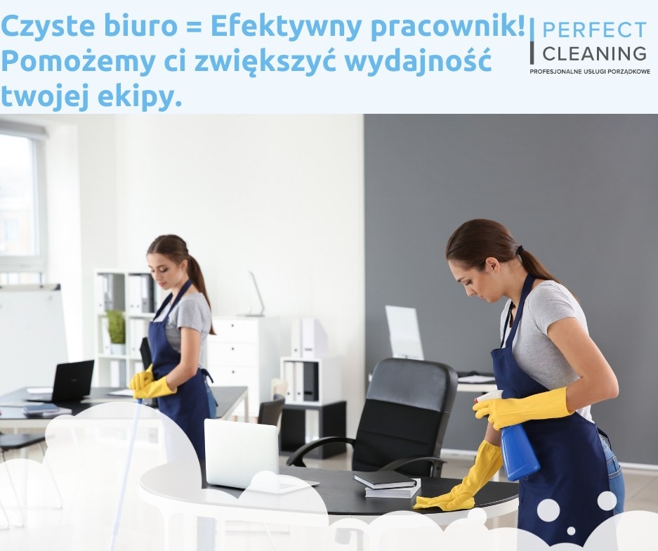 Dwie kobiety w fartuchach i żółtych rękawicach czyszczą biurka w biurze. Jedna spryskuje powierzchnię, druga wyciera. Logo firmy sprzątającej w tle.