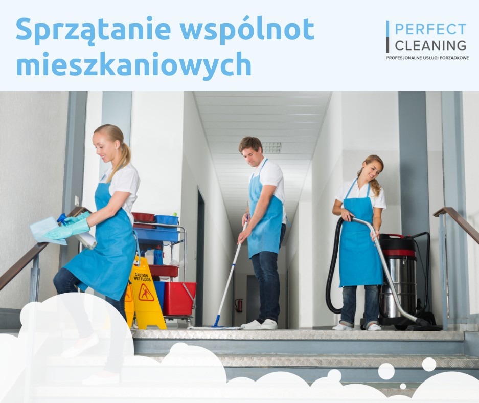 Zespół sprzątający w niebieskich fartuchach czyści klatkę schodową w budynku mieszkalnym. Widoczny wózek z akcesoriami i znak ostrzegawczy.