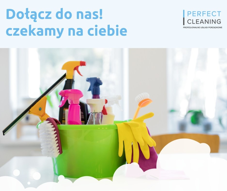 Zestaw kolorowych środków czystości w zielonym wiadrze, z gumowymi rękawicami i ściągaczką do okien, na tle jasnego wnętrza z oknem. Logo firmy sprzątającej.