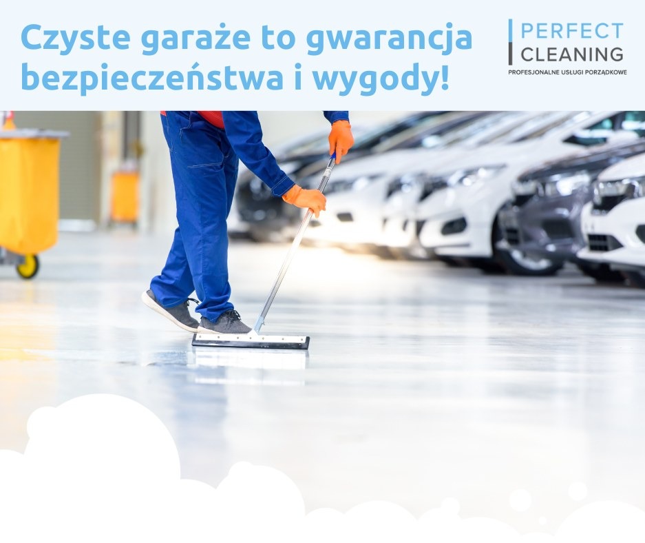 Pracownik w niebieskim kombinezonie i pomarańczowych rękawicach myje posadzkę w garażu z rzędem zaparkowanych samochodów. Widoczny wózek z akcesoriami.