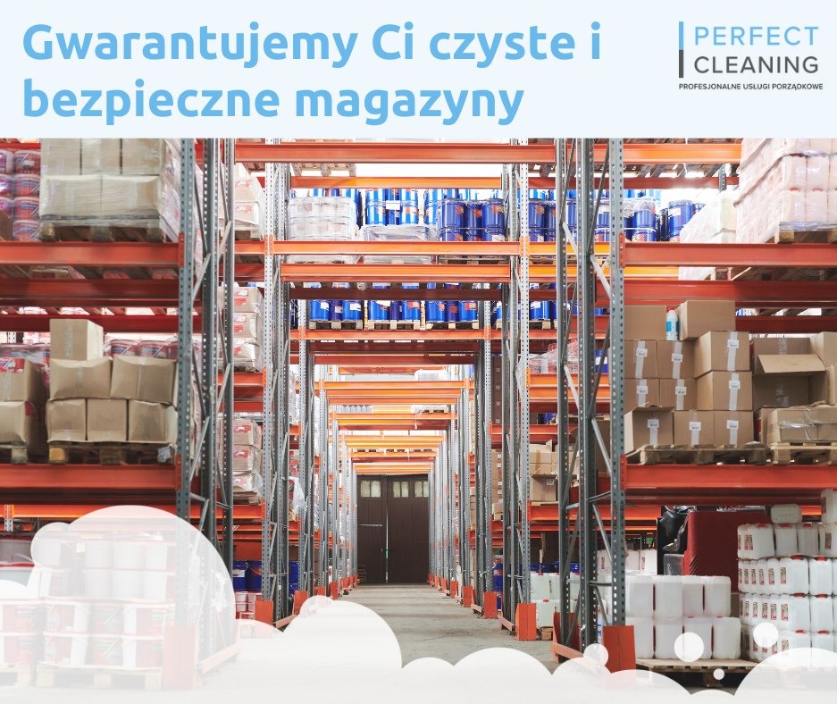 Czysty magazyn z rzędami regałów wypełnionych towarem, perspektywa z głębi magazynu w kierunku dwuskrzydłowych drzwi, logo firmy Perfect Cleaning w górnym rogu.