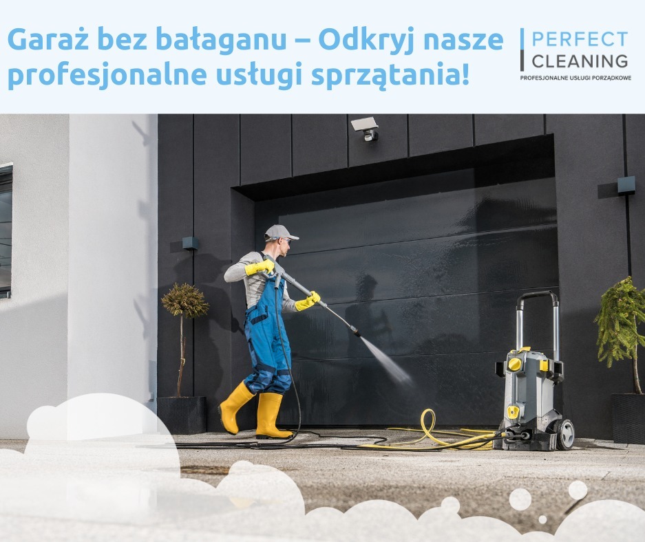 Pracownik w stroju roboczym myje ciśnieniowo ciemną bramę garażową. Obok stoi myjka ciśnieniowa. W tle jasny budynek i roślina w donicy. Reklama usług sprzątania.