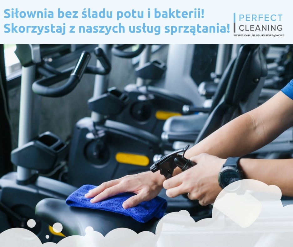 Dezynfekcja sprzętu na siłowni: ręka z niebieską ściereczką czyści siedzisko maszyny, druga rozpyla środek dezynfekujący. W tle inne maszyny.