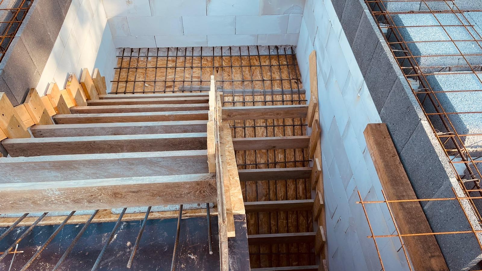 Przygotowane zbrojenie oraz szalunek pod schody żelbetowe JEDLINA ZDRÓJ