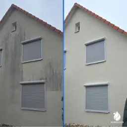 Dom z elewacją przed i po myciu ciśnieniowym. Lewa strona brudna, prawa czysta, szare rolety okienne.