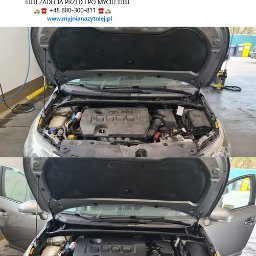 RENT-IPSUM TOMASZ ZIENTARA - Mycie silnika: porównanie stanu przed i po. Komora silnika srebrnego auta, widok z otwartą maską, uwidaczniający różnicę w czystości przed i po zabiegu.