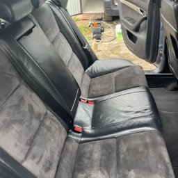 Mobilna Myjna SV - Wnętrze samochodu z tylną kanapą po czyszczeniu; widoczne odświeżone, czyste obicia skórzane i zamszowe oraz urządzenie do prania tapicerki w tle.