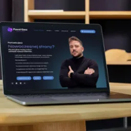 Laptop wyświetla stronę internetową Pawła Gasza z ofertą nowoczesnych stron i marketingu. W tle wazon z wodą i cytryną, roślina doniczkowa.