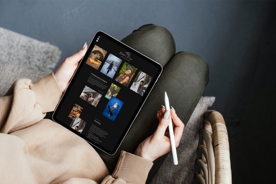 Osoba przegląda portfolio fotografa na tablecie z rysikiem. Ekran prezentuje różnorodne zdjęcia, od portretów po krajobrazy, w ciemnej tonacji z jasnymi akcentami.