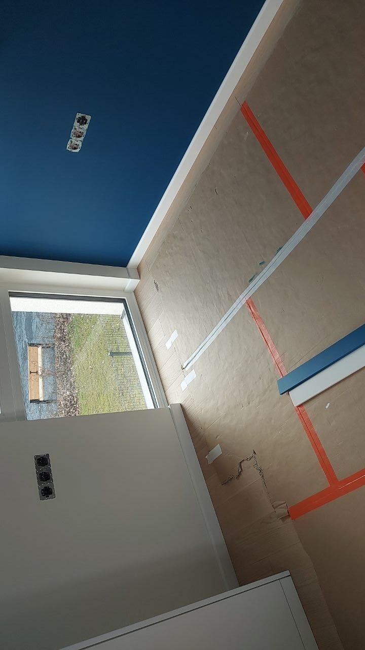 Listwy montuję z dbałością o detale – cięcia pod kątem, akryl, szlifowanie