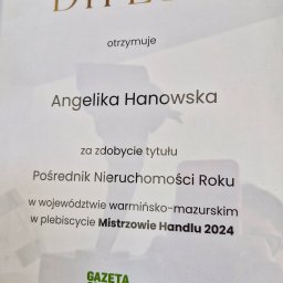 Dyplom potwierdzający zdobycie tytułu POSREDNIKA NIERUCHOMOŚCI ROKU 2024 woj. warmińsko-mazurskiego
