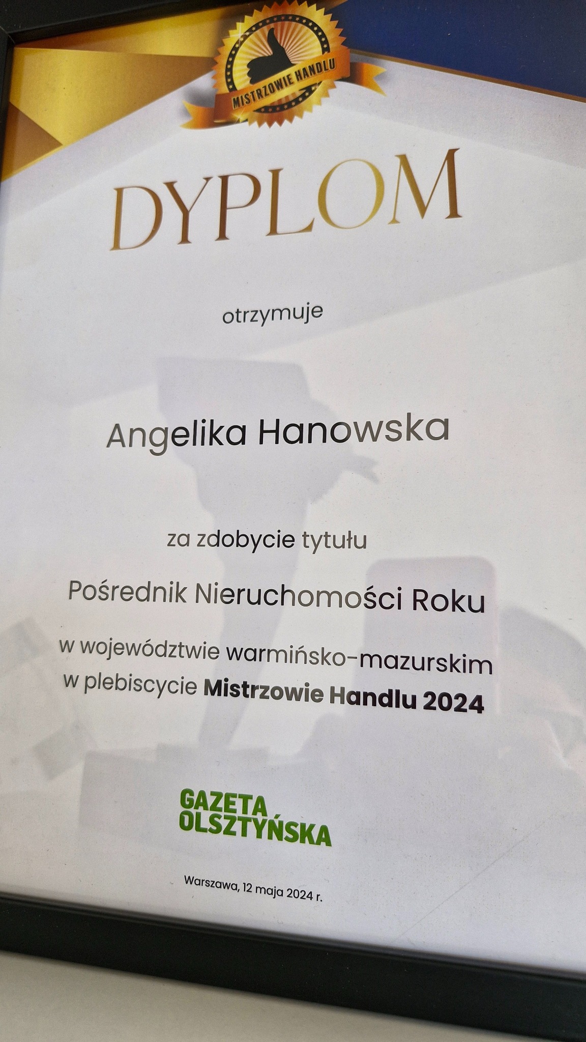Dyplom potwierdzający zdobycie tytułu POSREDNIKA NIERUCHOMOŚCI ROKU 2024 woj. warmińsko-mazurskiego