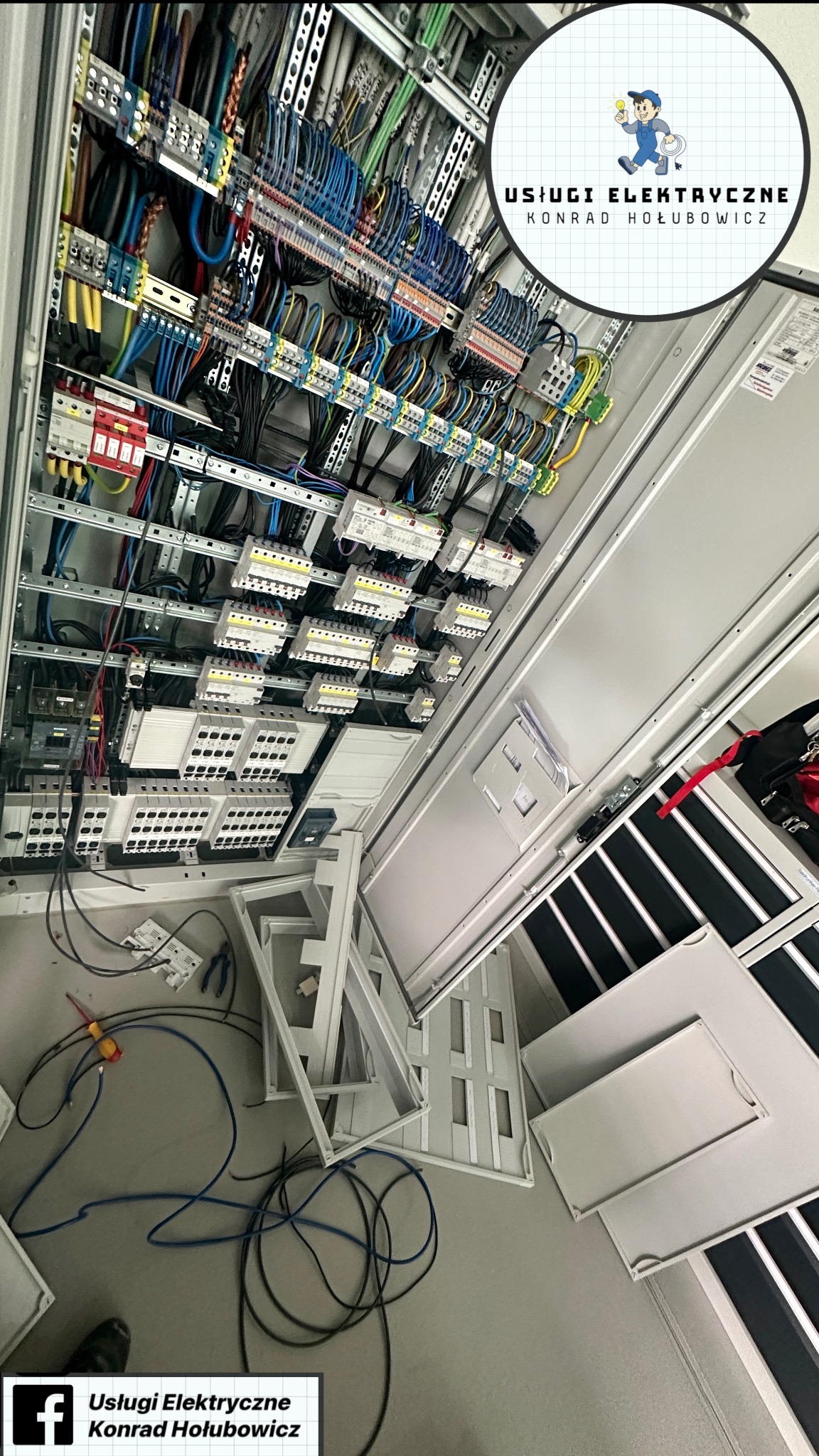 Wnętrze rozdzielni elektrycznej w trakcie montażu: widoczne kable, bezpieczniki i elementy konstrukcyjne. Na podłodze leżą narzędzia i fragmenty obudowy.