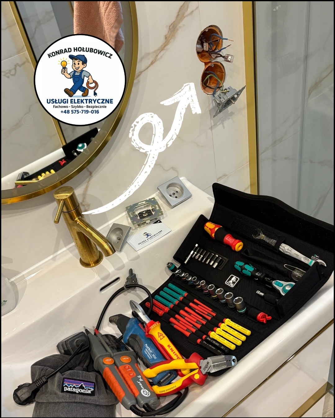 Niezakończony montaż gniazdek w łazience z marmurową ścianą, narzędzia elektryczne w umywalce, odbicie w lustrze z logo elektryka.