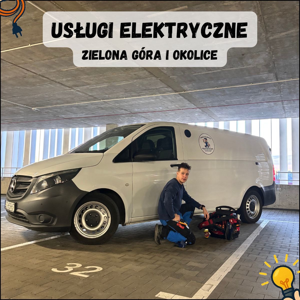 Elektryk w roboczym stroju klęczy obok białego busa z logo firmy na parkingu podziemnym, obok torba z narzędziami. U góry napis: Usługi elektryczne Zielona Góra i okolice.