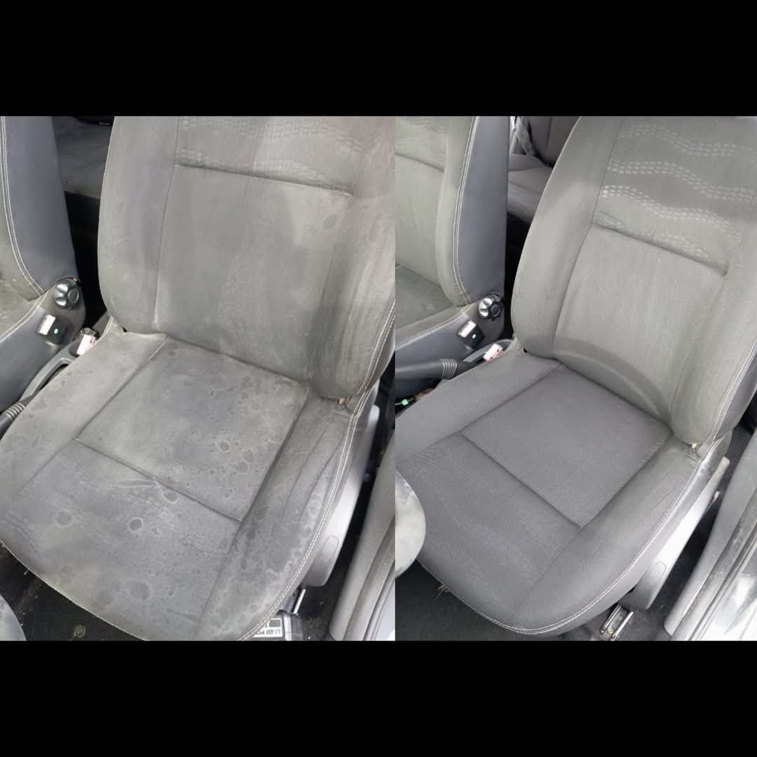 Tapicerka samochodowa przed i po praniu. Widoczne plamy i zabrudzenia usunięte, odświeżony wygląd fotela z jasnymi przeszyciami.
