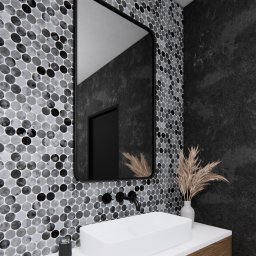 KAWI Studio Projektowania Wnętrz - Nowoczesna łazienka: biała umywalka na drewnianej szafce, okrągłe mozaiki na ścianie i czarne akcenty armatury oraz ramy lustra.